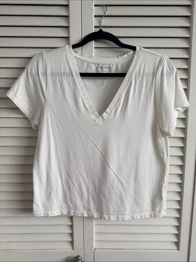 Old Navy White V-Neck Short Sleeve Tee